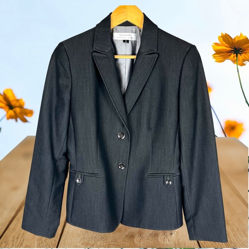 Tahari Arthur Levine 2 button blazer size 6